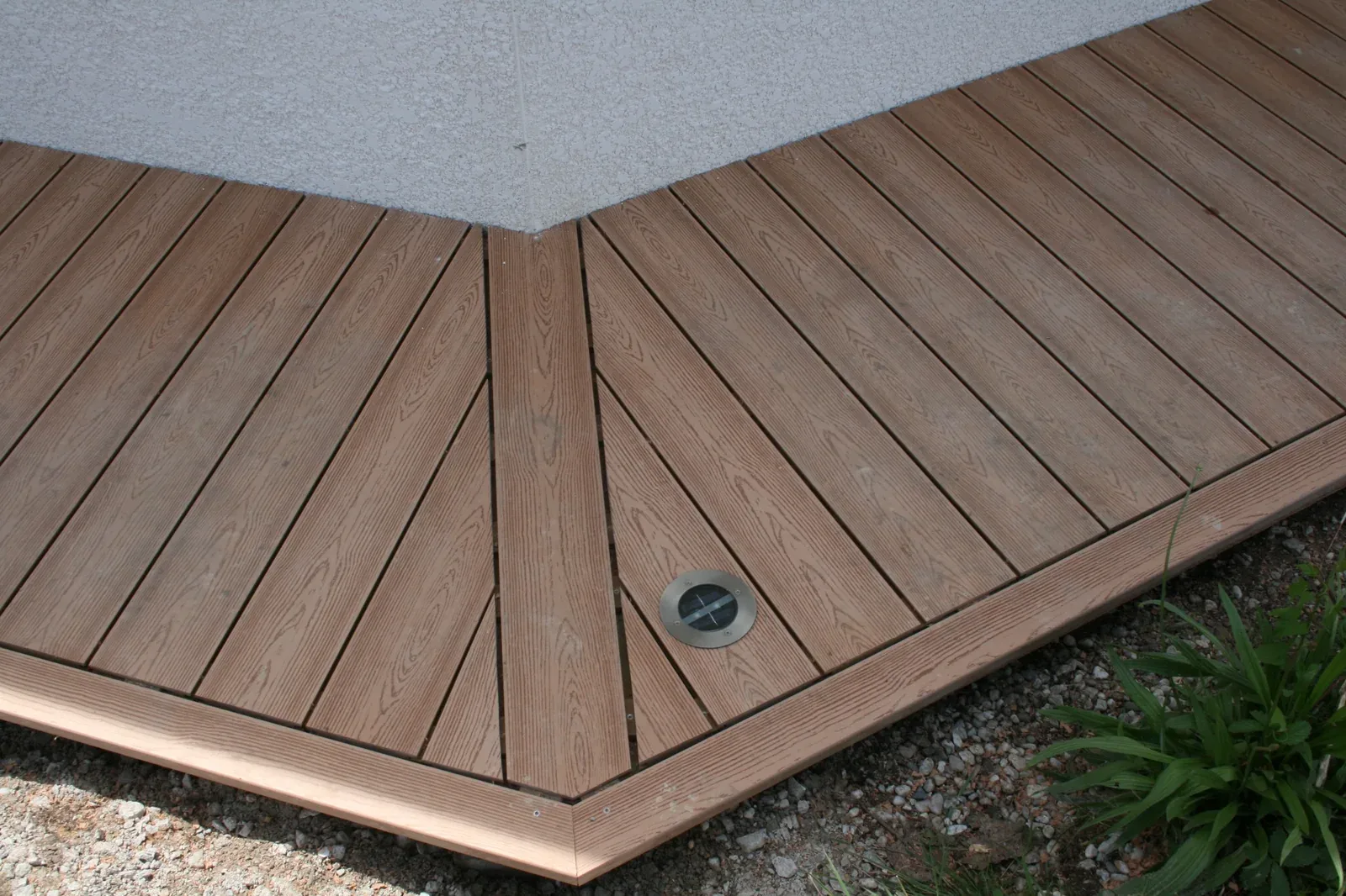 Angle de terrasse composite avec point lumineux à Anglet
