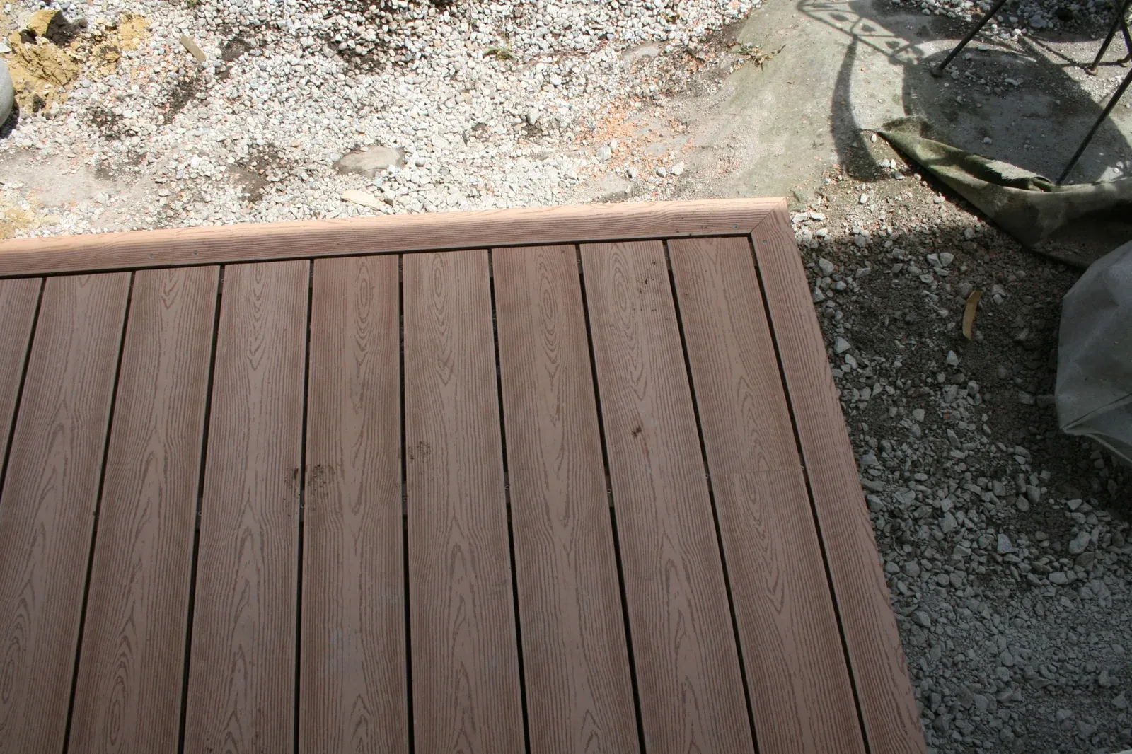 Finition de bordure dans un angle de terrasse composite à Anglet