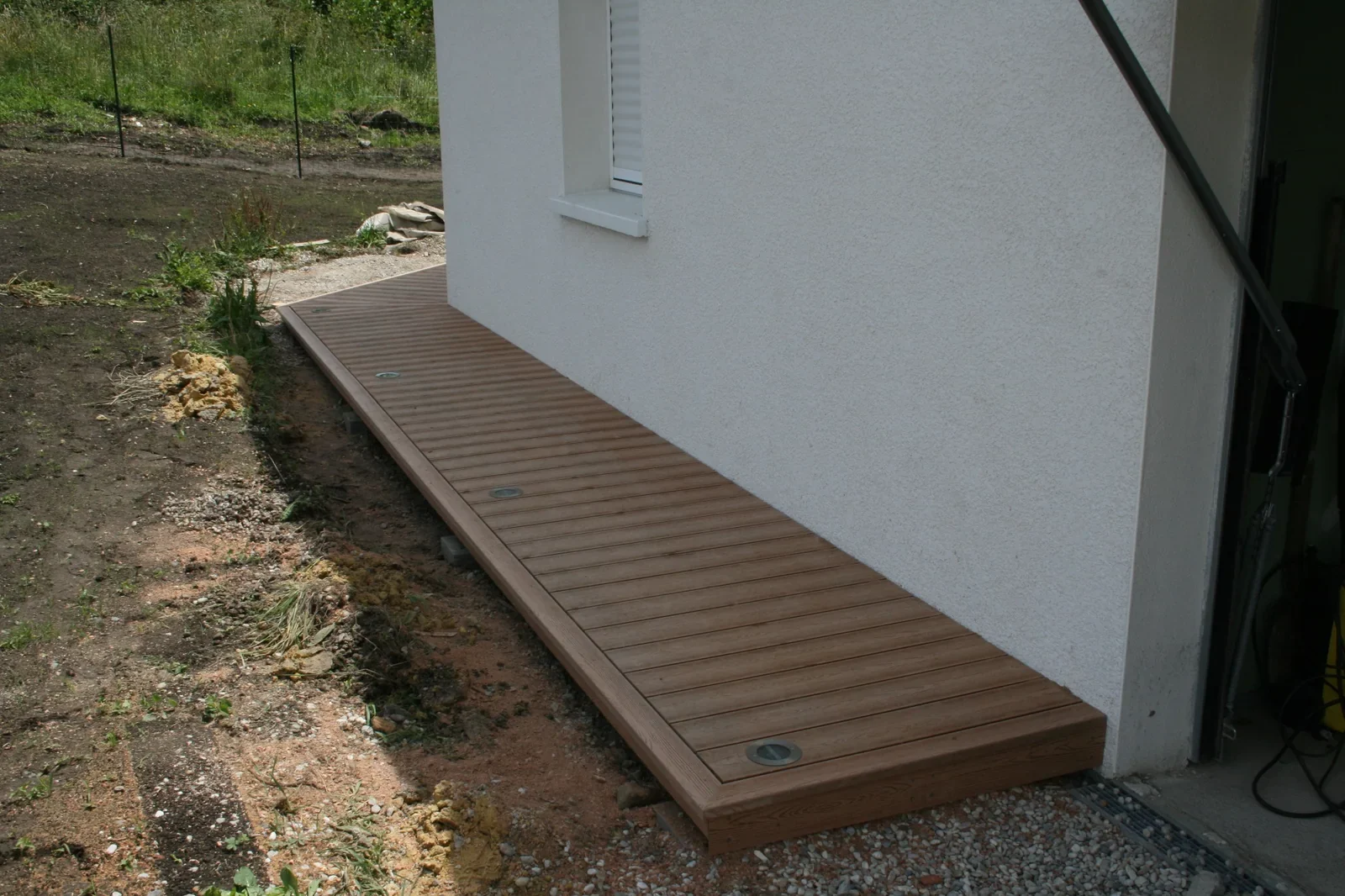 Passage latéral en terrasse composite avec éclairage intégré à Anglet