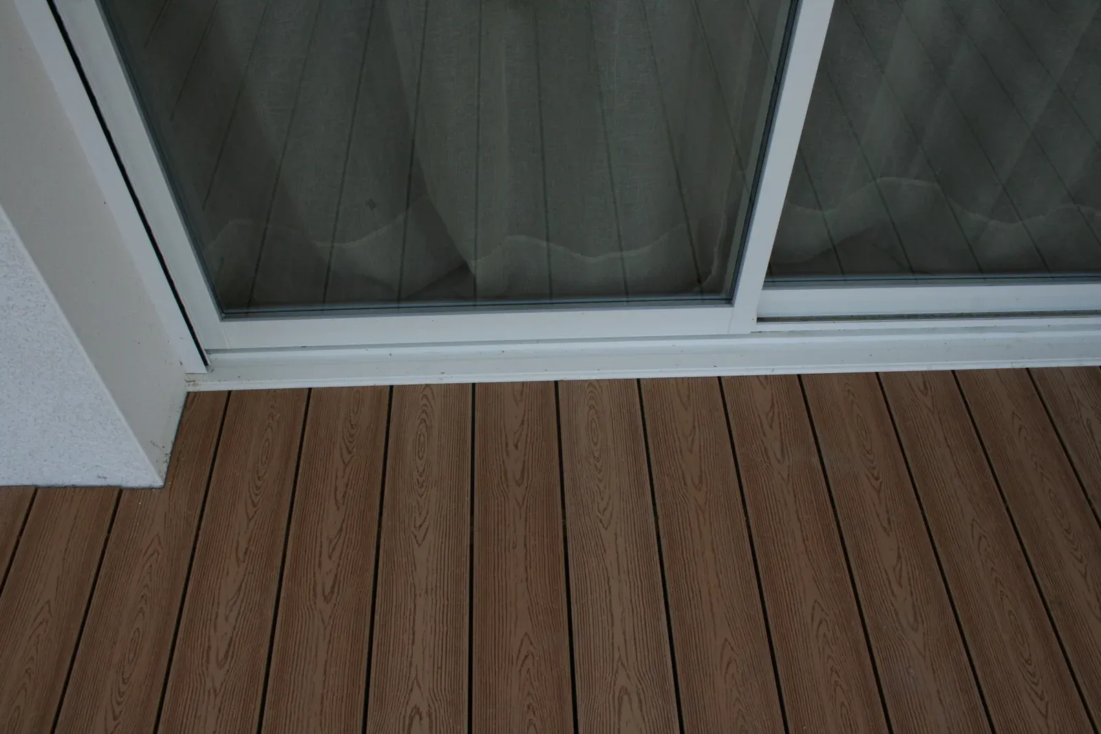 Raccord de la terrasse composite au seuil de baie vitrée à Anglet