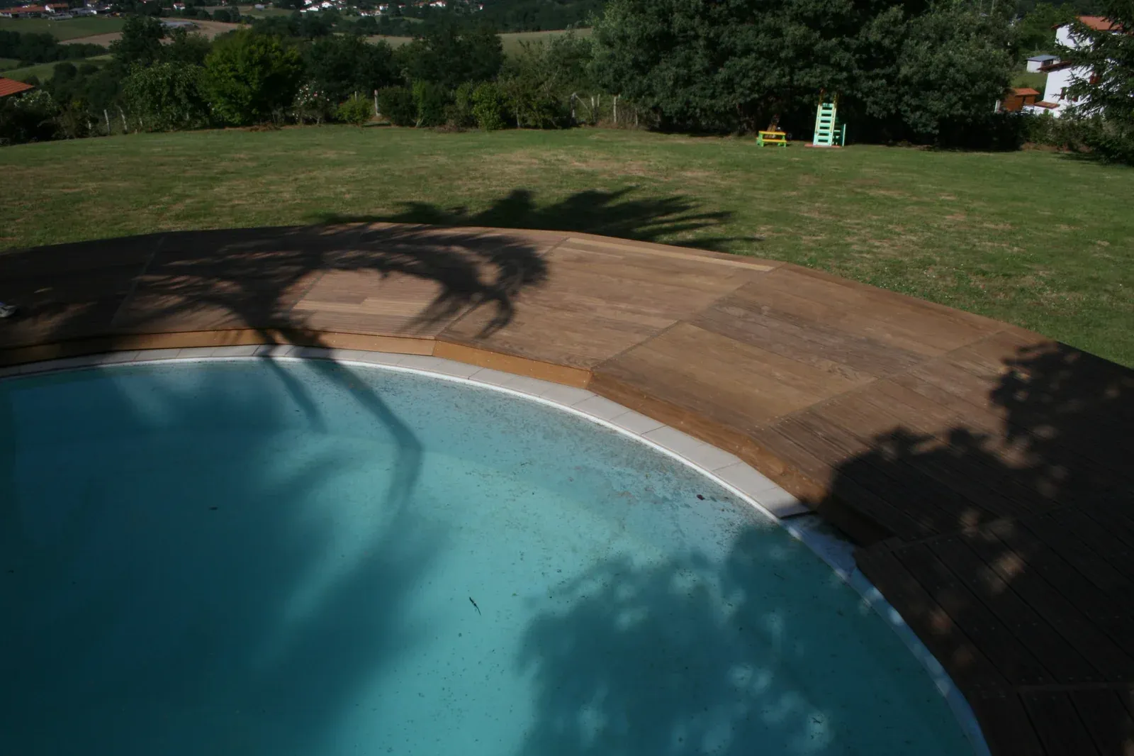Bord courbe de la piscine et terrasse en ipé à Ustaritz