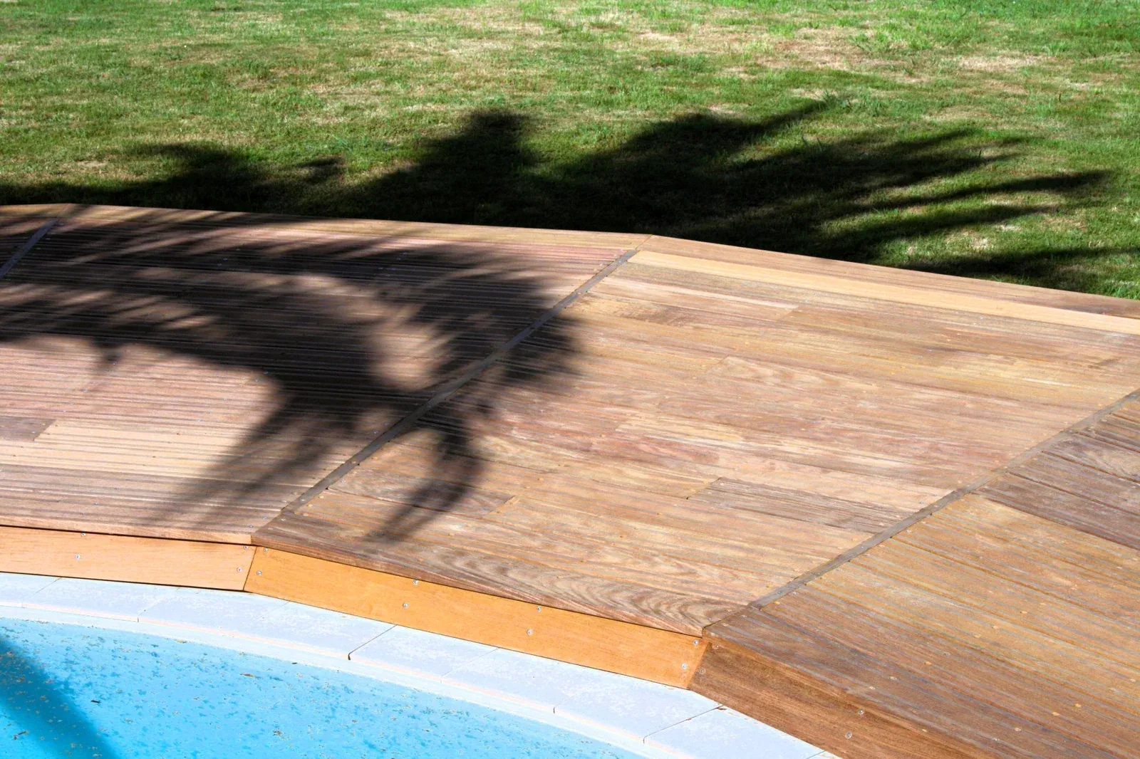 Détail de finition au bord de la piscine en ipé à Ustaritz