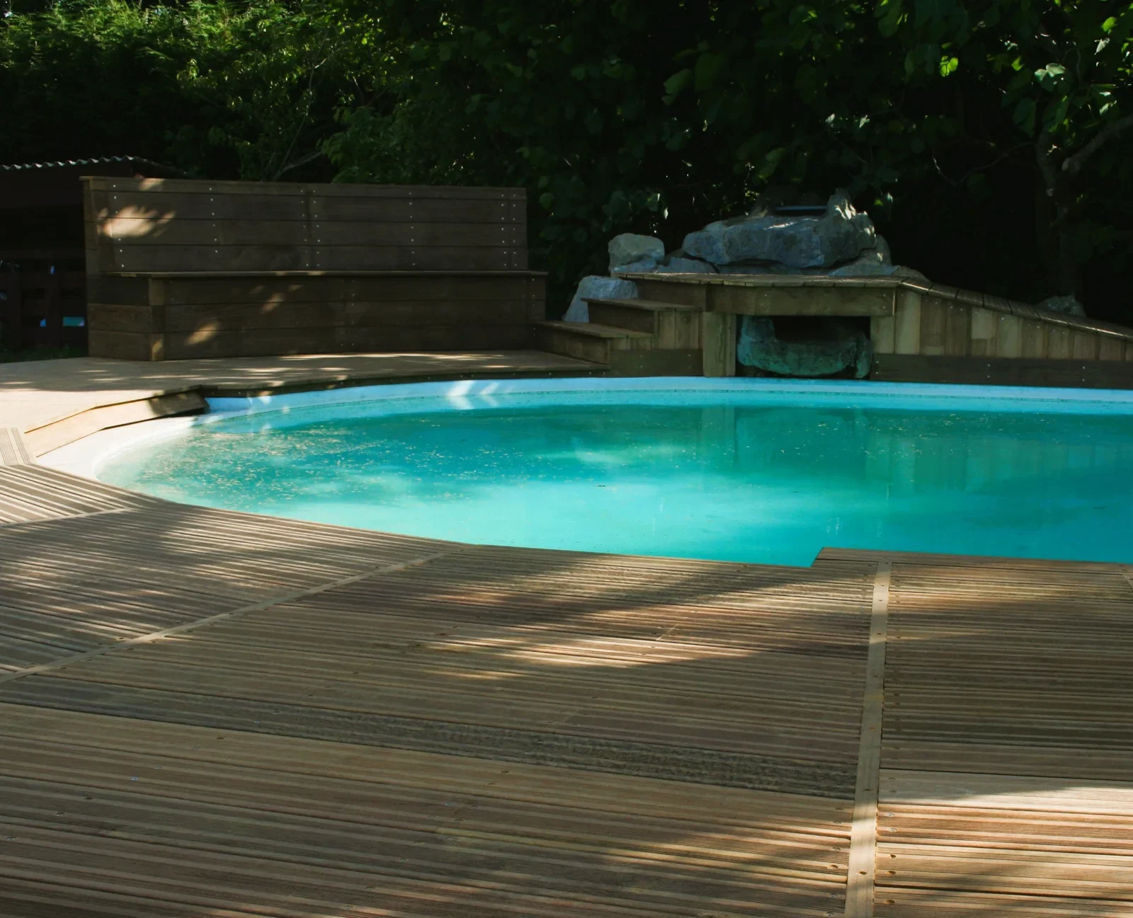 Terrasse en ipé autour d'une piscine à Ustaritz