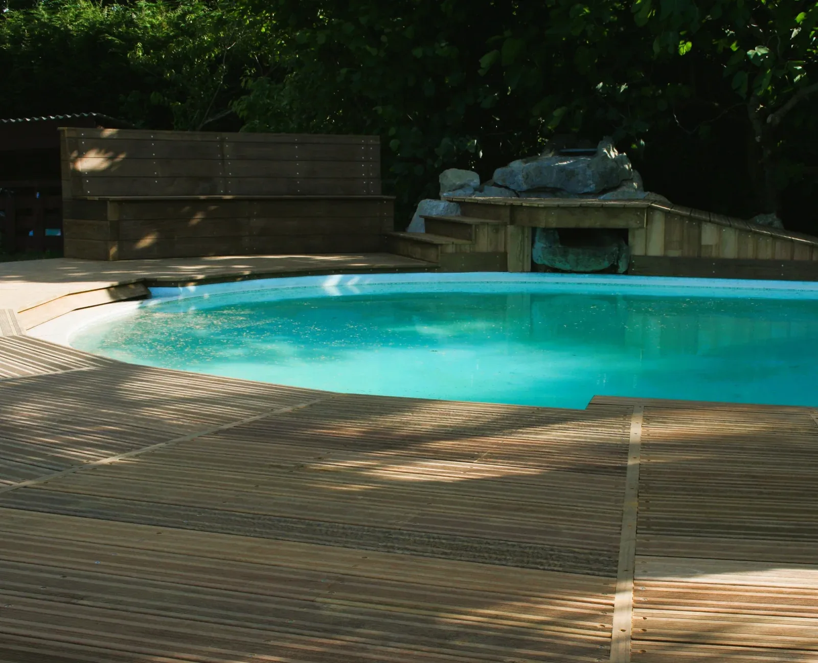 Terrasse en ipé autour d’une piscine à Ustaritz