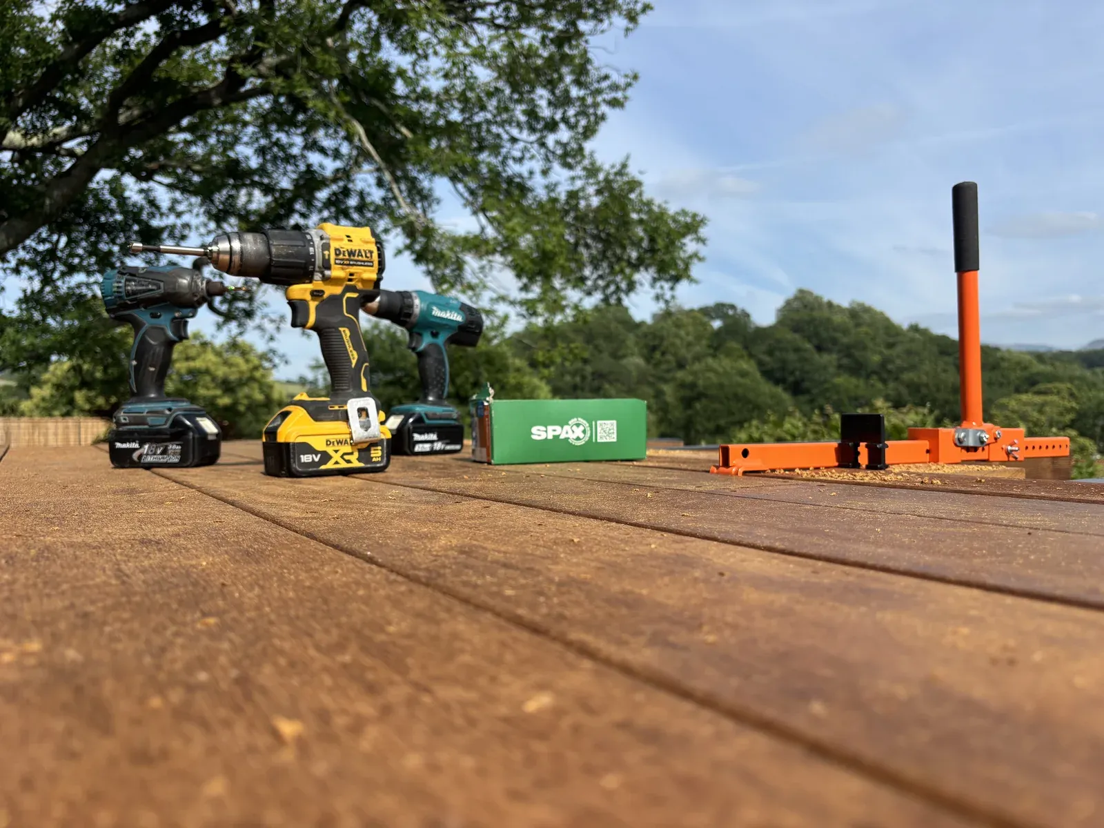 Outillage posé sur la terrasse en itauba pendant le chantier à Saint-Pée-sur-Nivelle
