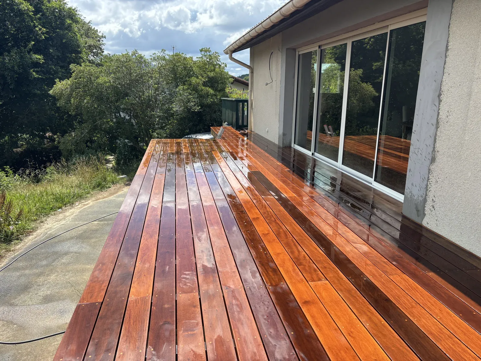 Terrasse en itauba le long d’une façade à Saint-Pée-sur-Nivelle