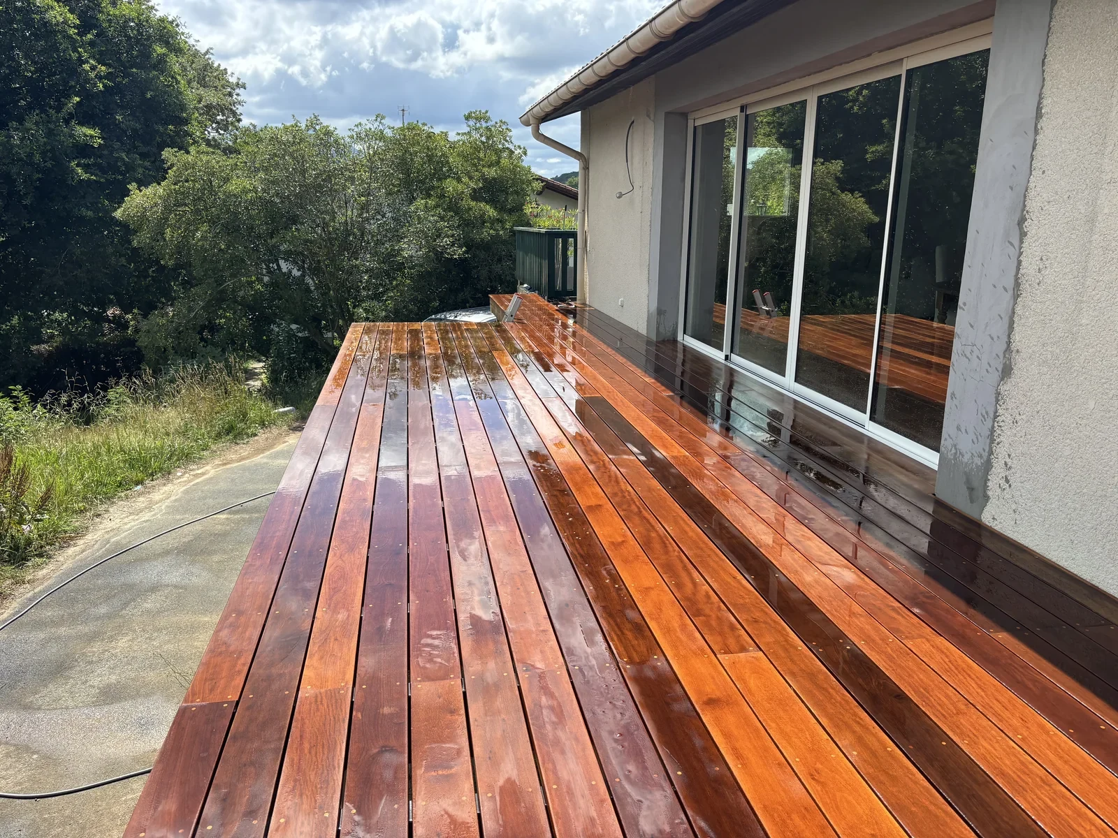 Terrasse en itauba réalisée le long d’une façade à Saint-Pée-sur-Nivelle