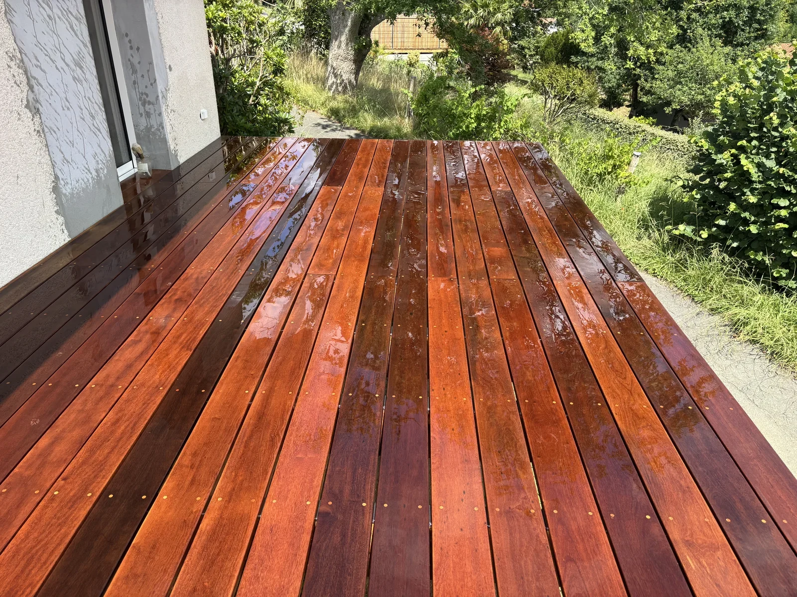 Terrasse en itauba le long d'une façade à Saint-Pée-sur-Nivelle