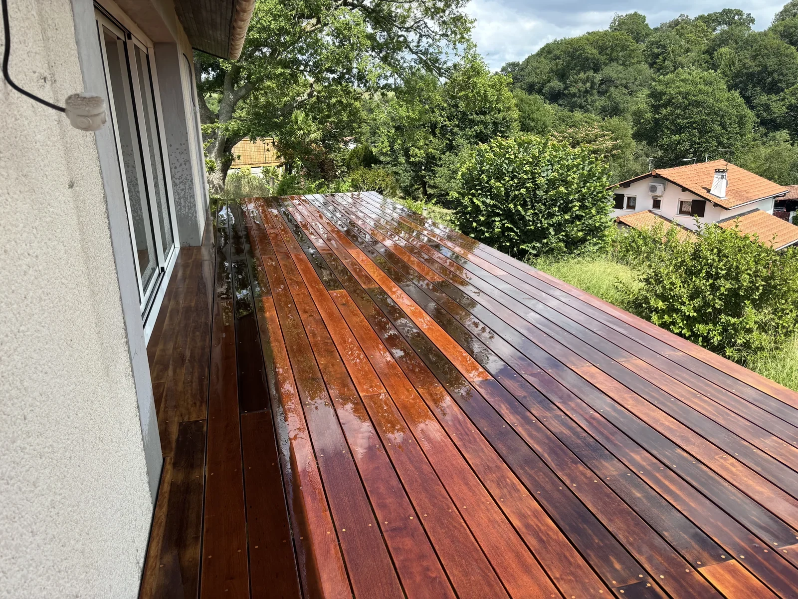 Terrasse en itauba ouverte sur le jardin à Saint-Pée-sur-Nivelle