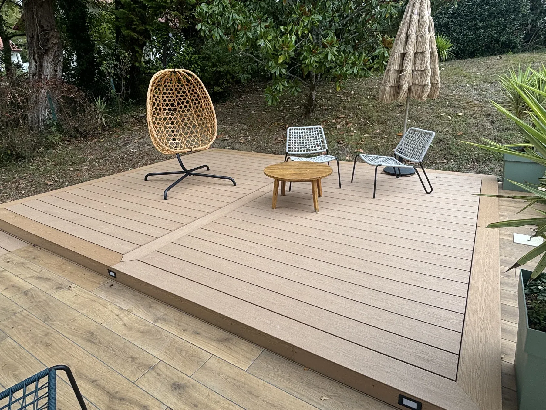 Mobilier de jardin installé sur la grande plateforme composite Brun Colorado à Lahonce