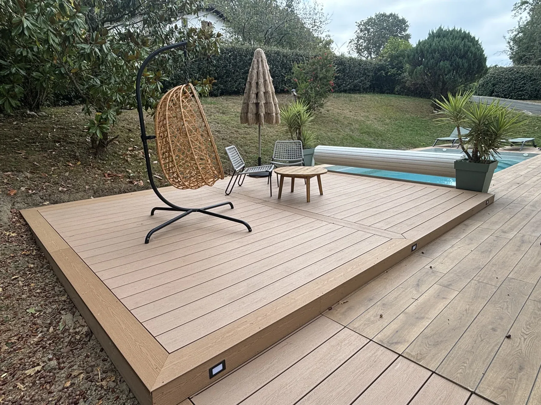 Terrasse composite Brun Colorado avec le platelage menant vers la piscine à Lahonce