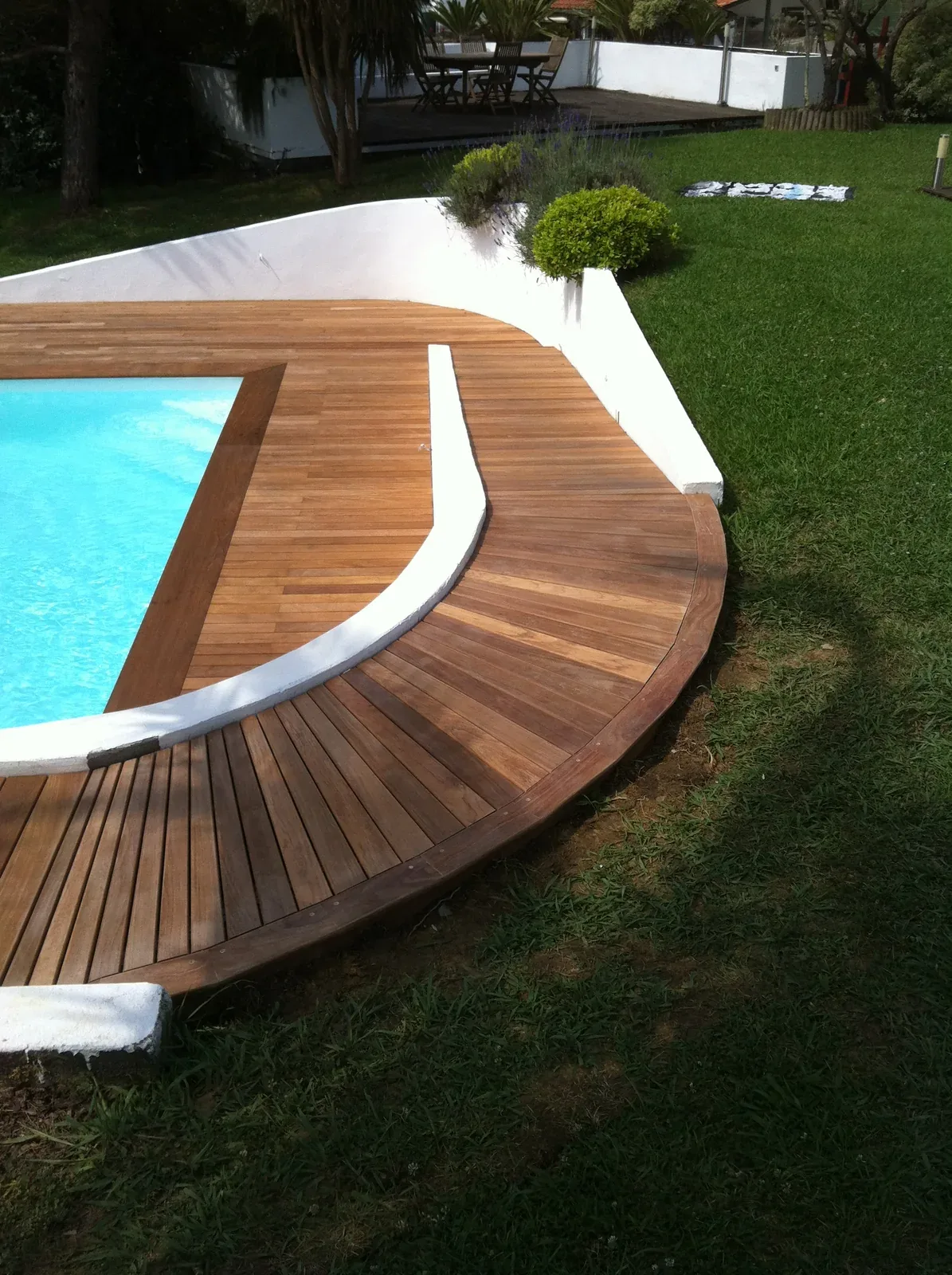 Partie arrondie de la terrasse en massaranduba au bord de la piscine à Bidart