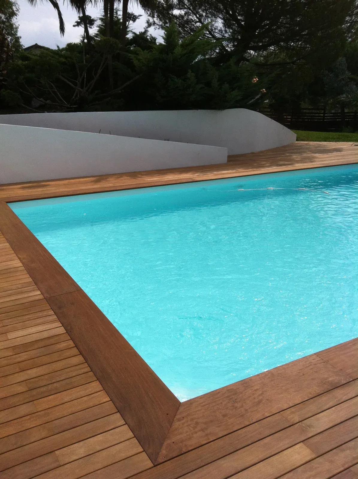 Détail de finition dans un angle de la terrasse à Bidart