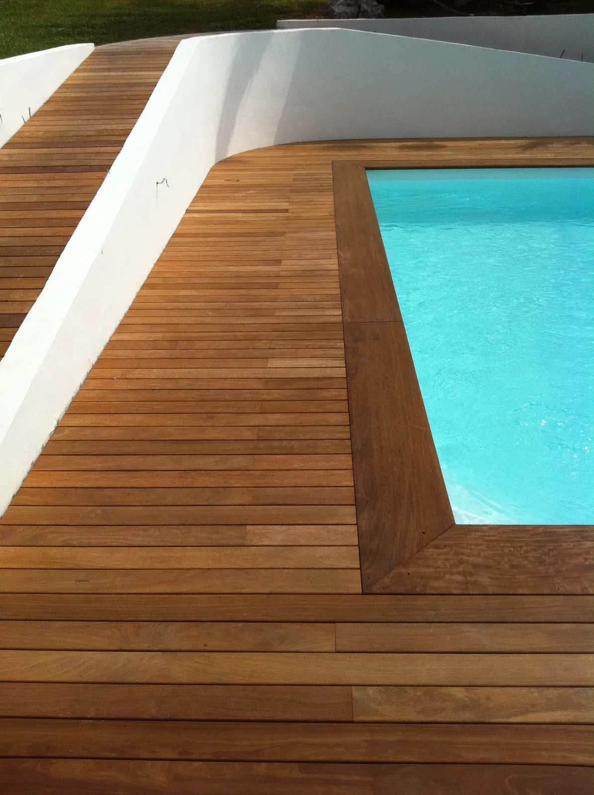 Détail du bord de piscine en massaranduba à Bidart