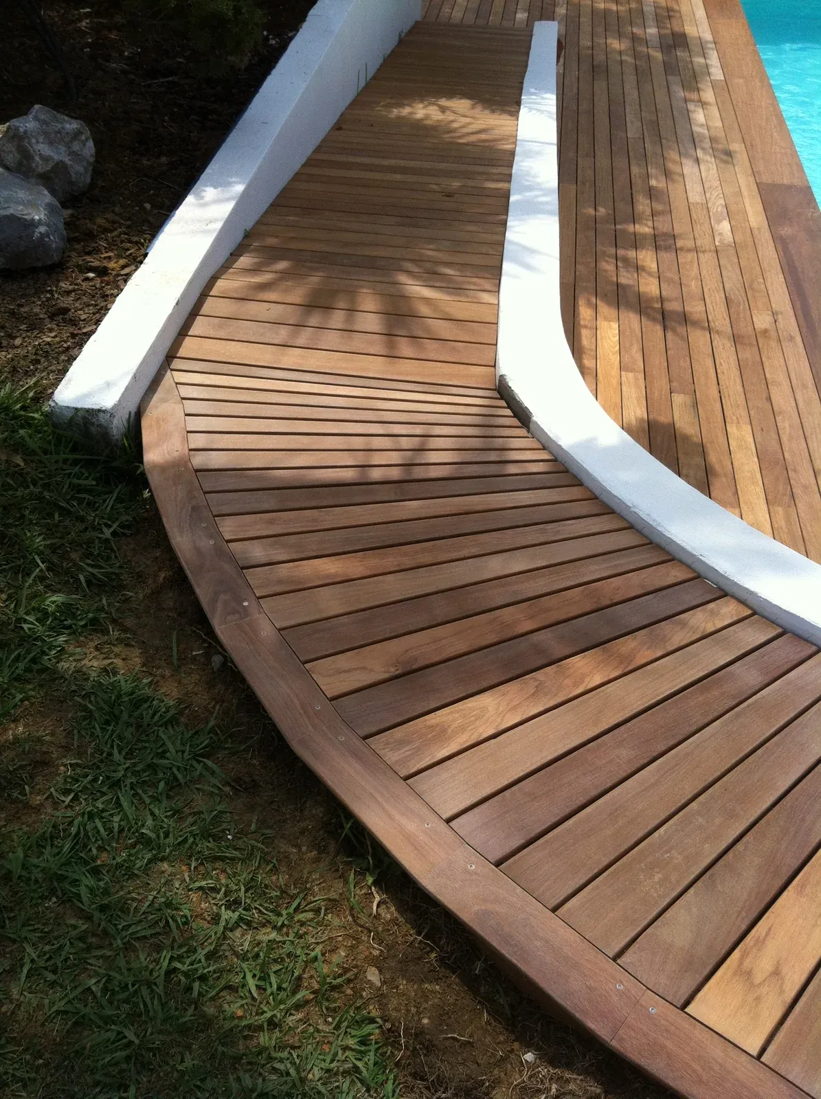Détail de la courbe formée par les lames de massaranduba à Bidart