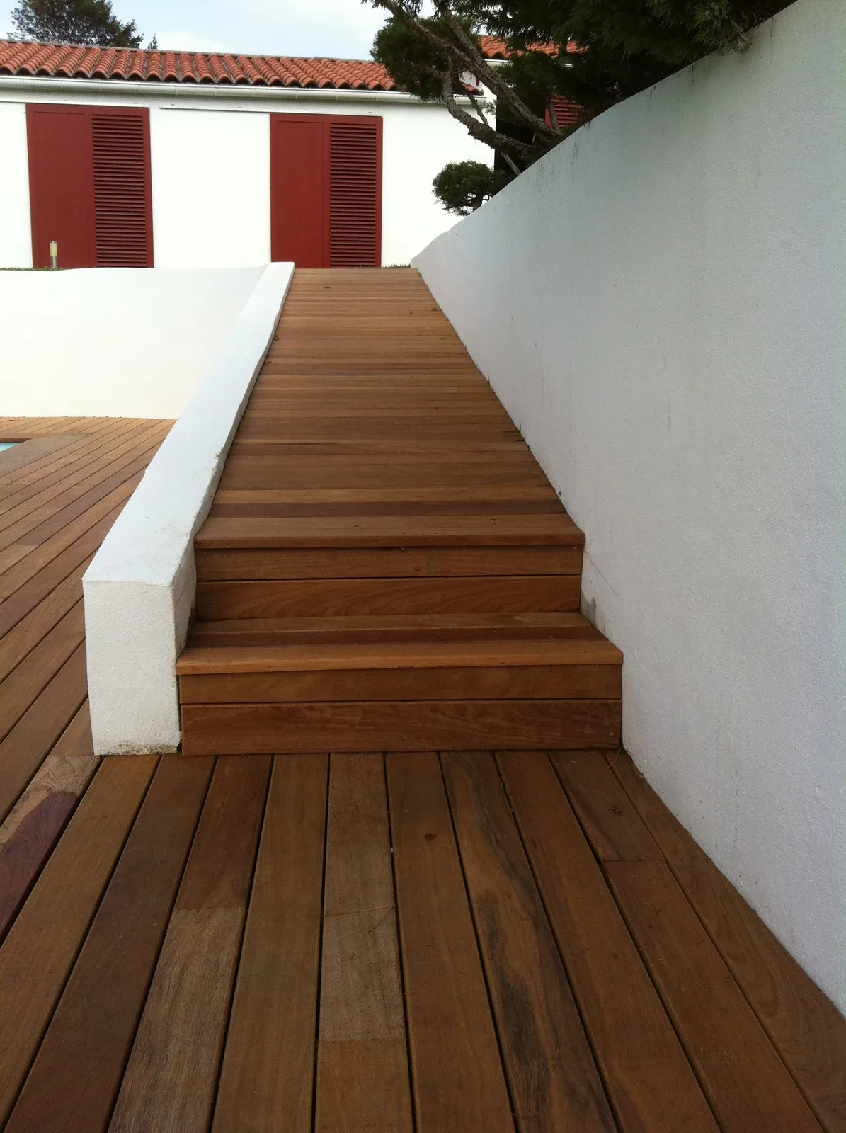 Escalier intégré à la terrasse en massaranduba à Bidart