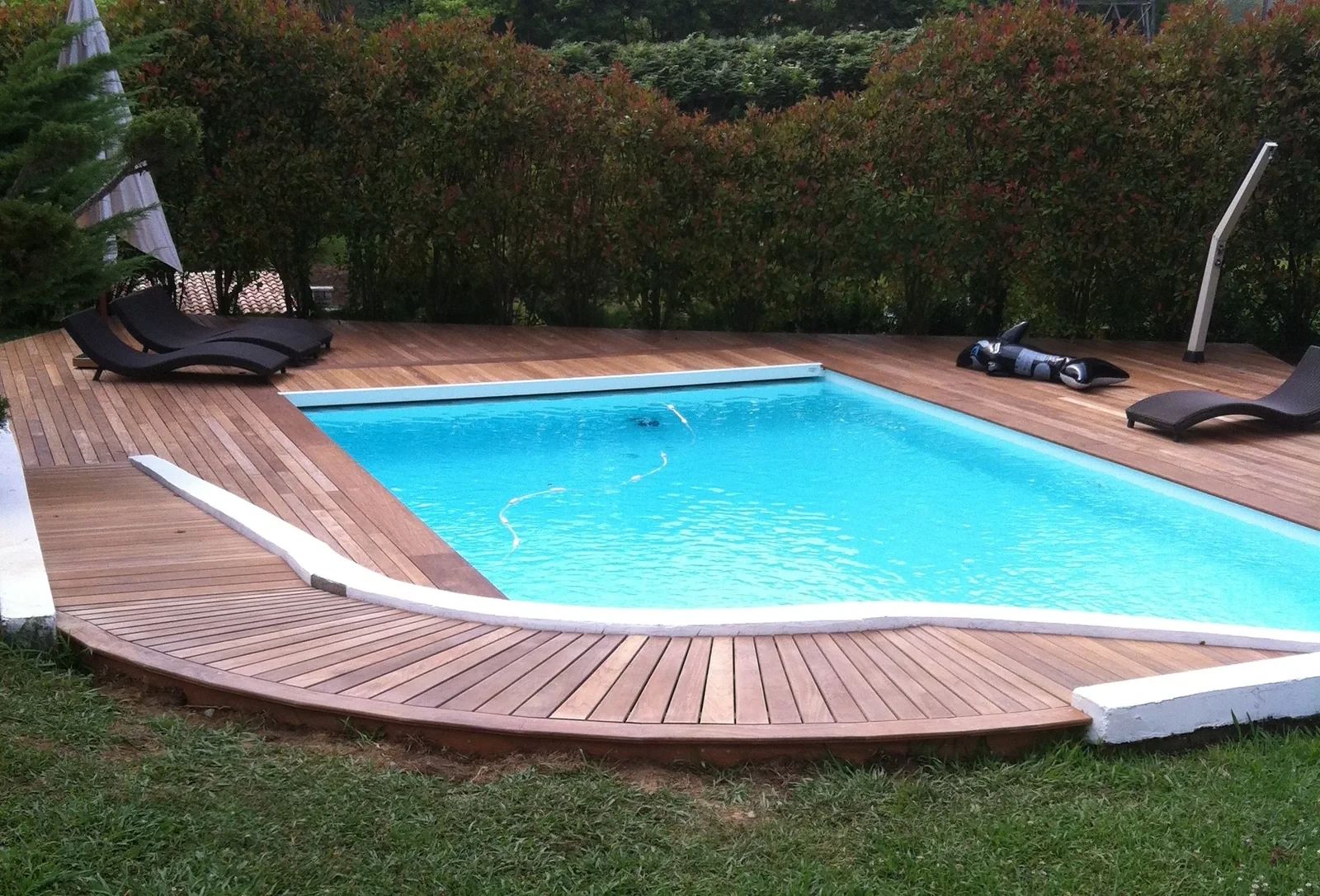 Terrasse en massaranduba autour d’une piscine à Bidart