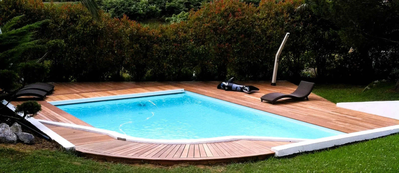 Terrasse en massaranduba autour d'une piscine à Bidart