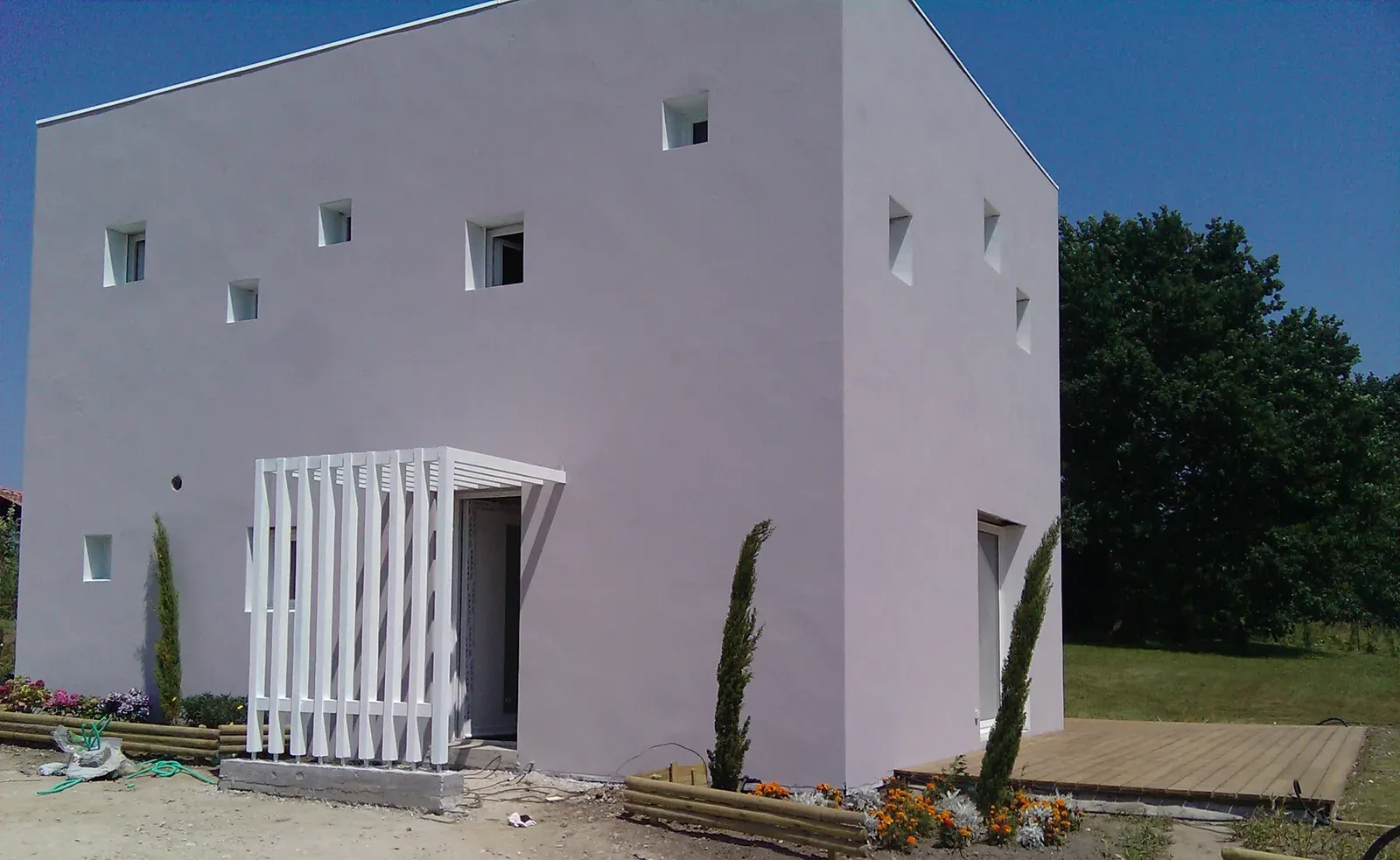 Accès en pin classe 4 sous une pergola d’entrée à Anglet
