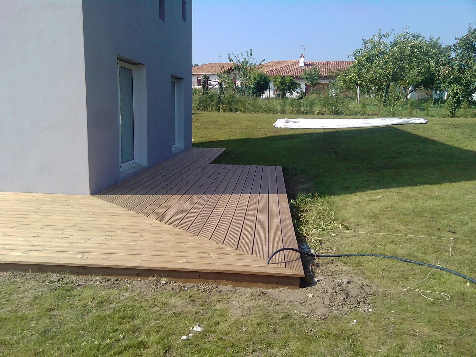 Terrasse en pin classe 4 tournant à l’angle d’une maison à Anglet
