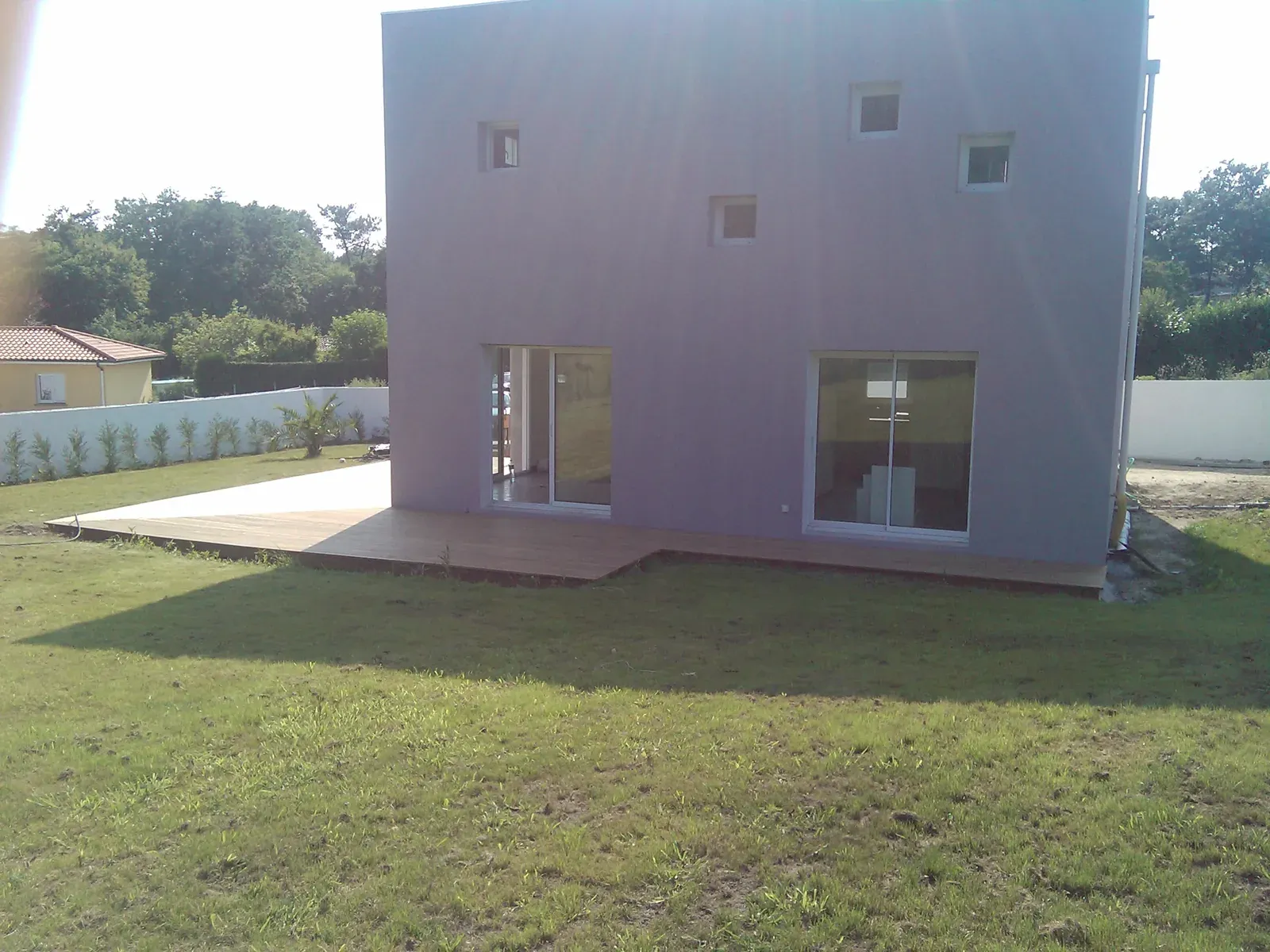 Terrasse en pin classe 4 vue depuis l’arrière de la maison à Anglet