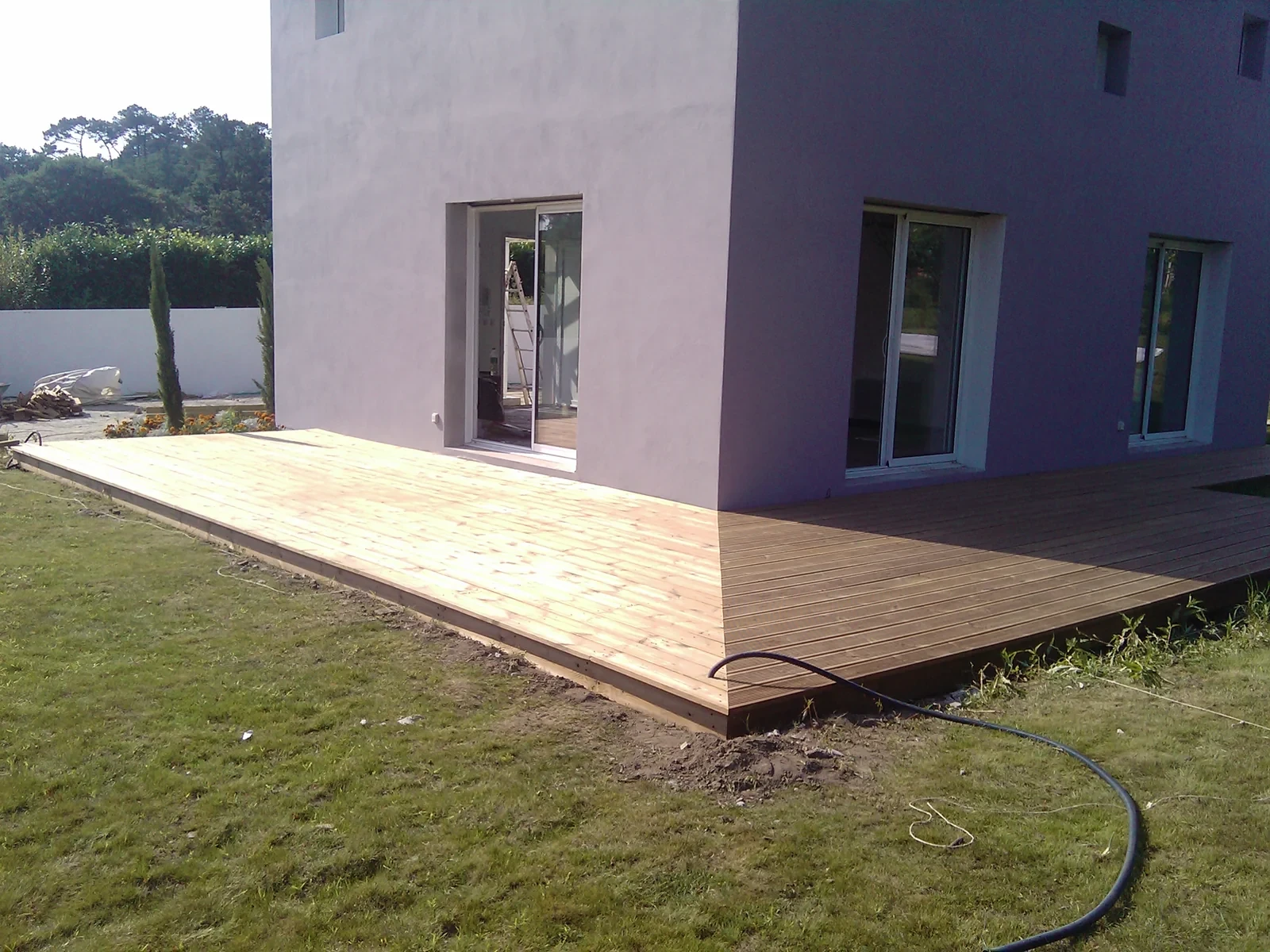 Terrasse en pin classe 4 longeant une maison à Anglet