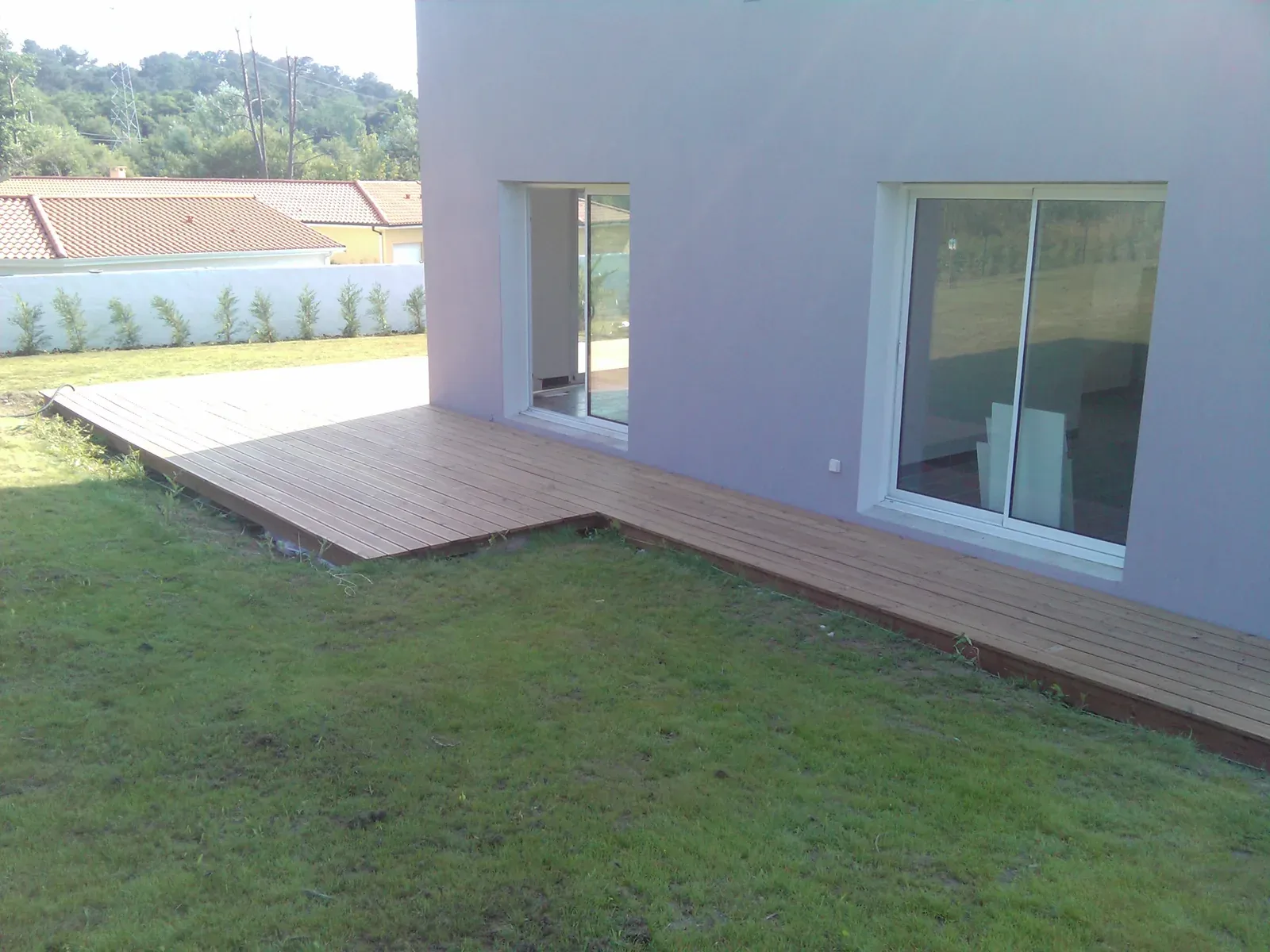 Terrasse en pin classe 4 le long de la façade à Anglet
