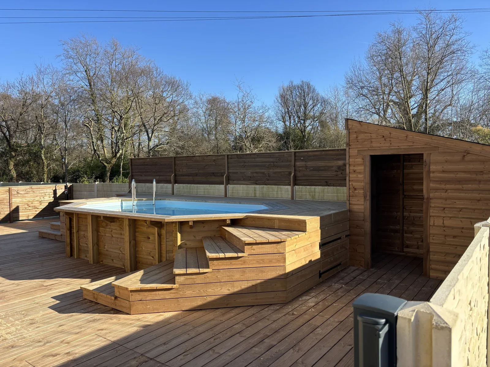 Terrasse en pin classe 4 avec marches et abri à Tarnos