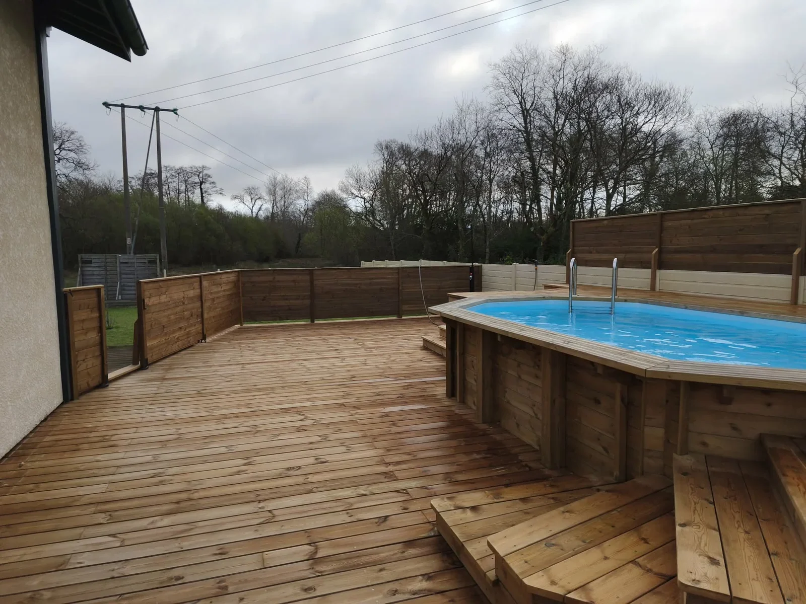 Terrasse en pin classe 4 à deux niveaux autour d’une piscine hors-sol à Tarnos