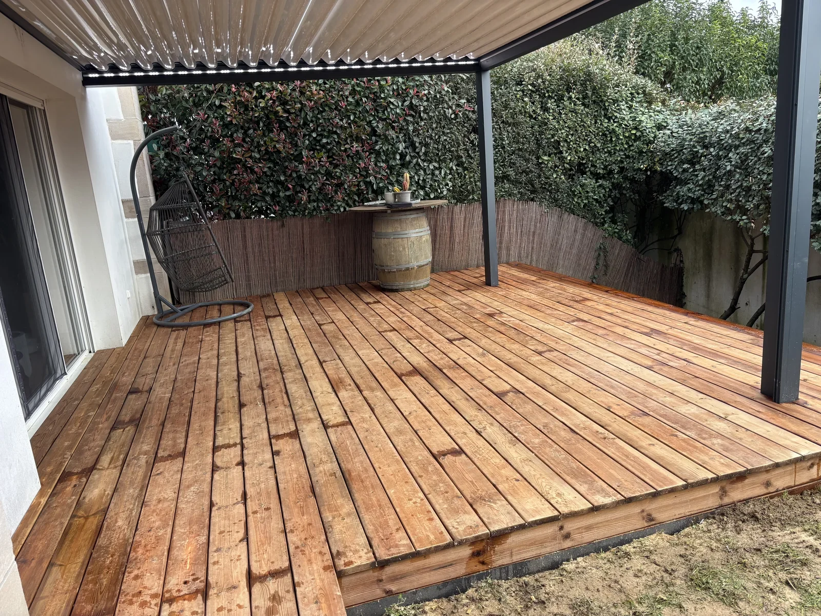 Terrasse en pin classe 4 sous pergola à Villefranque