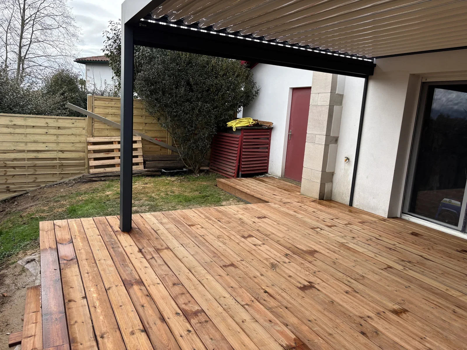 Lames de pin classe 4 sous la pergola à Villefranque