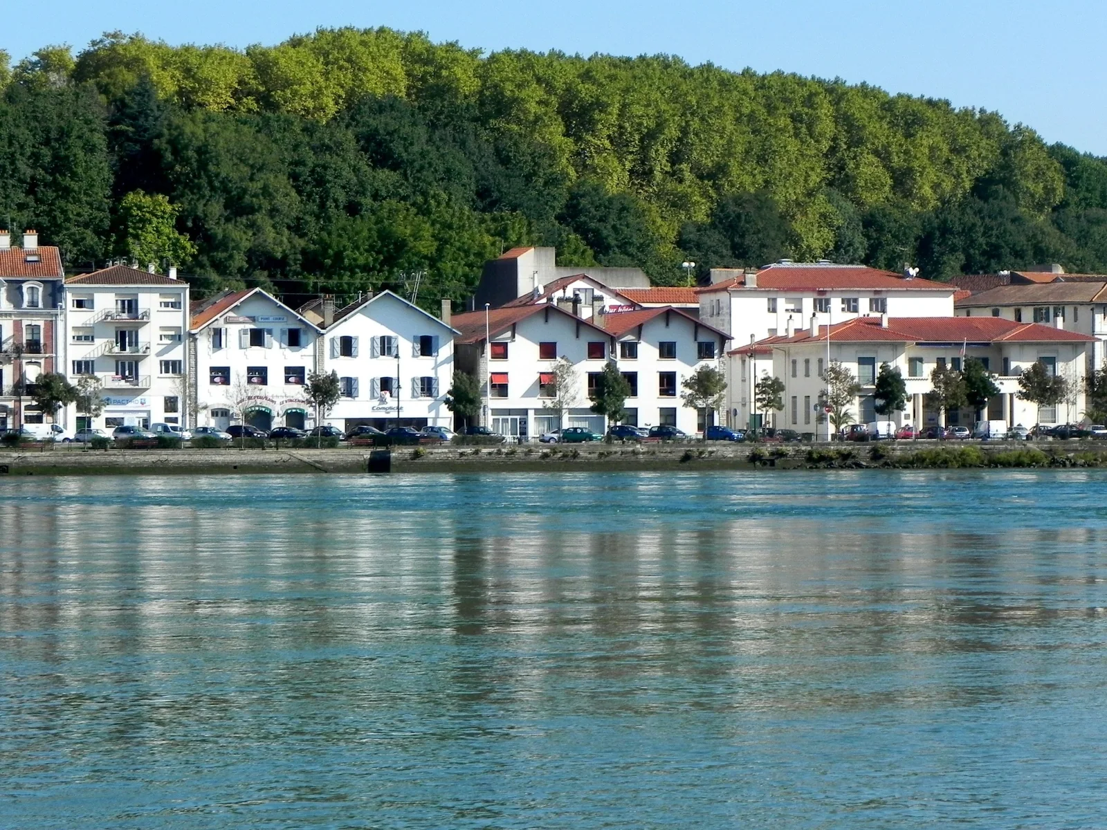 Vue de Bayonne depuis la rive, avec les maisons au bord de l’eau